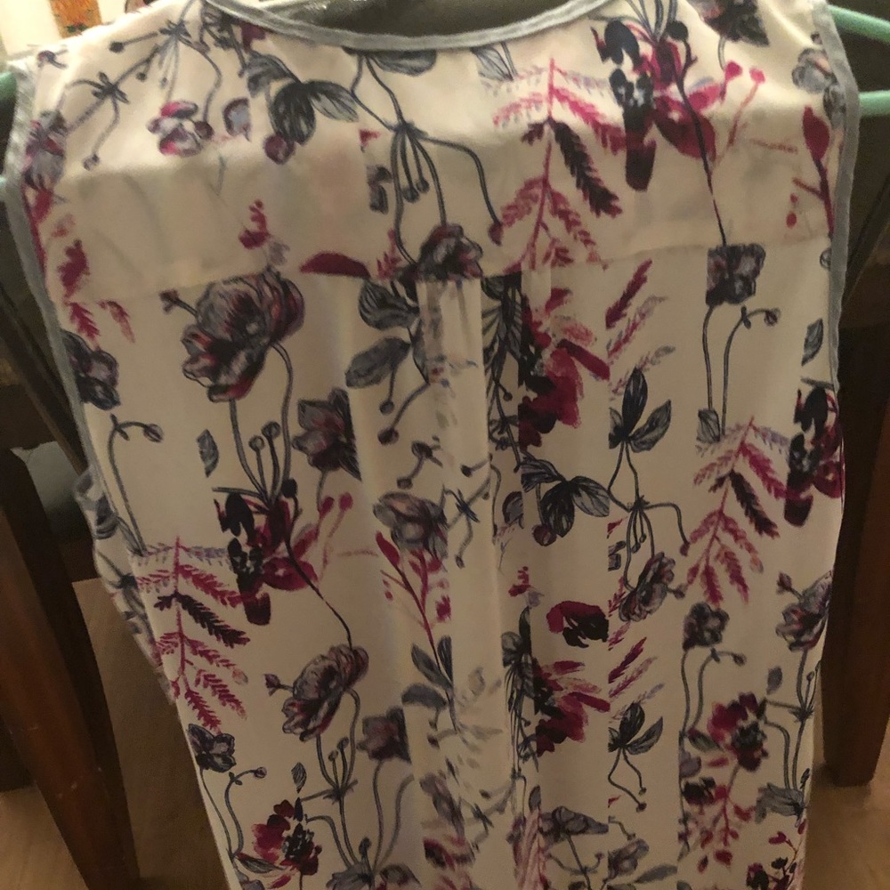 Floral sleeveless blouse. - Picture 2 of 3